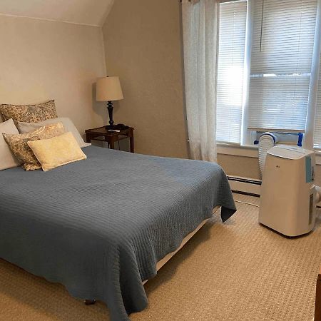 Cozy 3 & 4 Bed Home 2 Blocks To Hospitals & Lambeau Green Bay Exterior photo