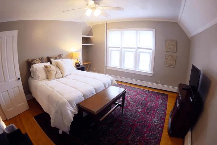 Cozy 3 & 4 Bed Home 2 Blocks To Hospitals & Lambeau Green Bay Exterior photo