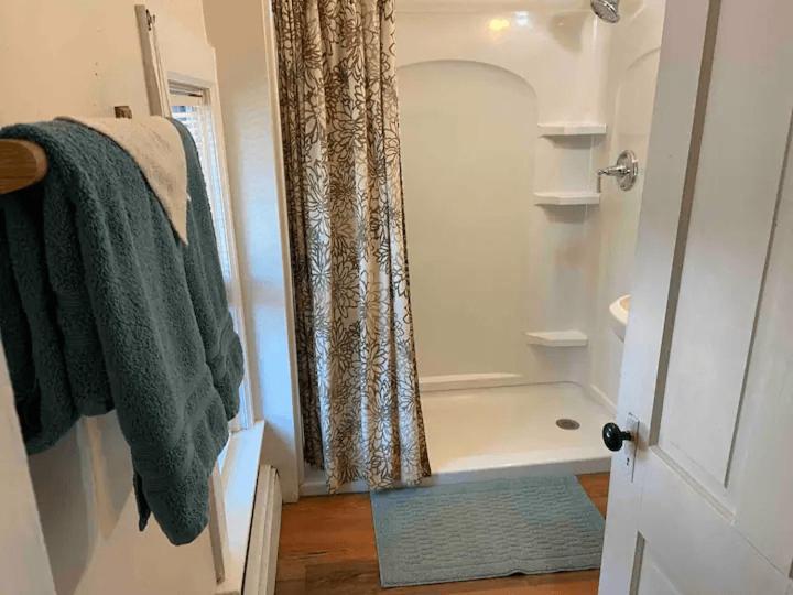 Cozy 3 & 4 Bed Home 2 Blocks To Hospitals & Lambeau Green Bay Exterior photo