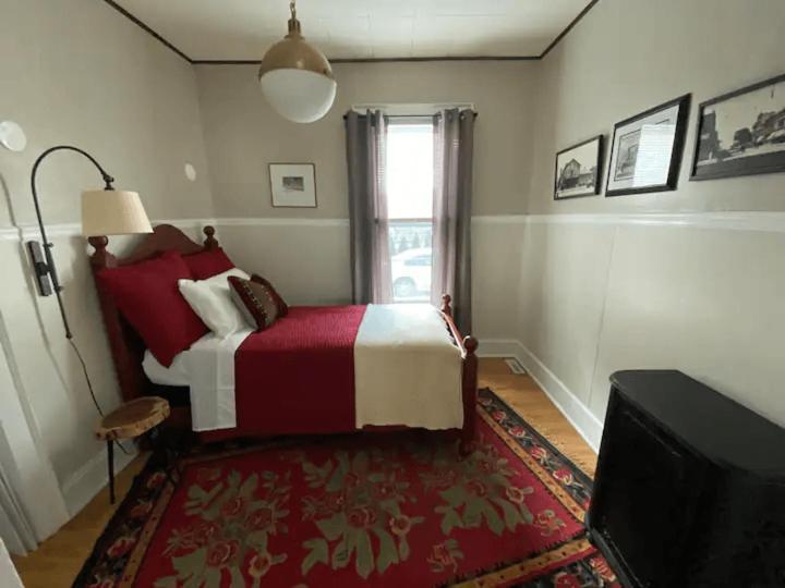 Cozy 3 & 4 Bed Home 2 Blocks To Hospitals & Lambeau Green Bay Exterior photo