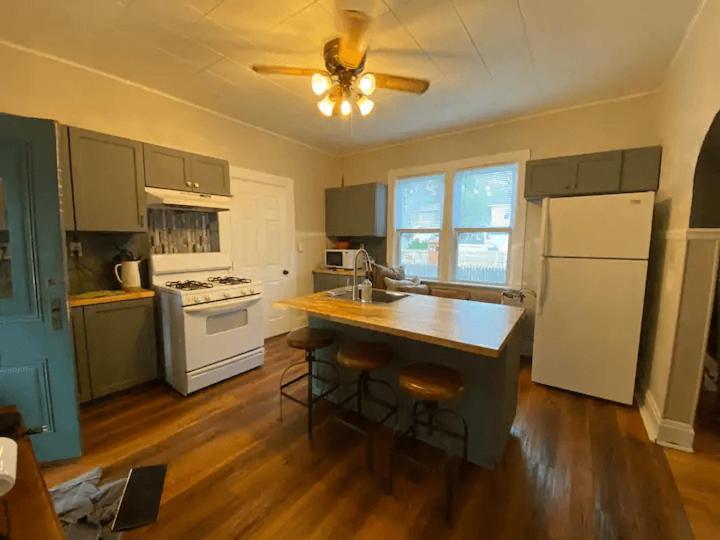 Cozy 3 & 4 Bed Home 2 Blocks To Hospitals & Lambeau Green Bay Exterior photo