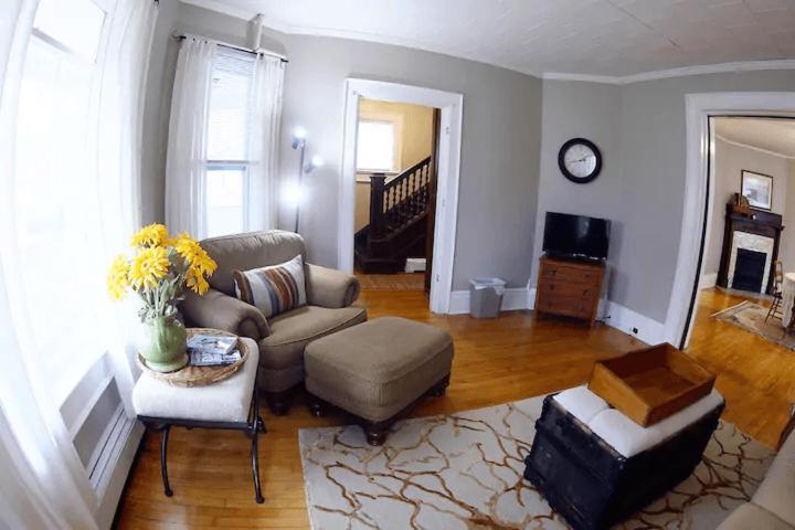 Cozy 3 & 4 Bed Home 2 Blocks To Hospitals & Lambeau Green Bay Exterior photo