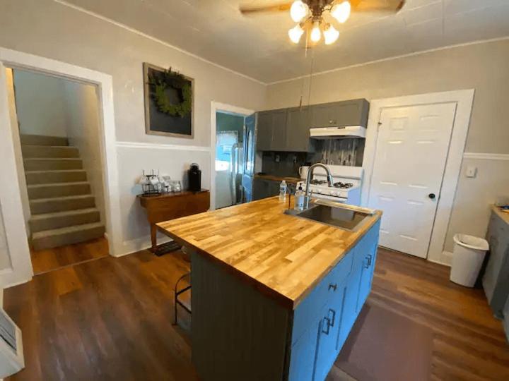 Cozy 3 & 4 Bed Home 2 Blocks To Hospitals & Lambeau Green Bay Exterior photo