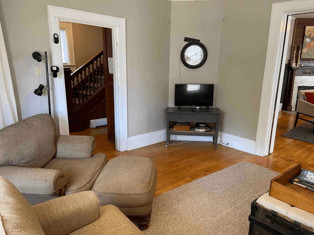 Cozy 3 & 4 Bed Home 2 Blocks To Hospitals & Lambeau Green Bay Exterior photo