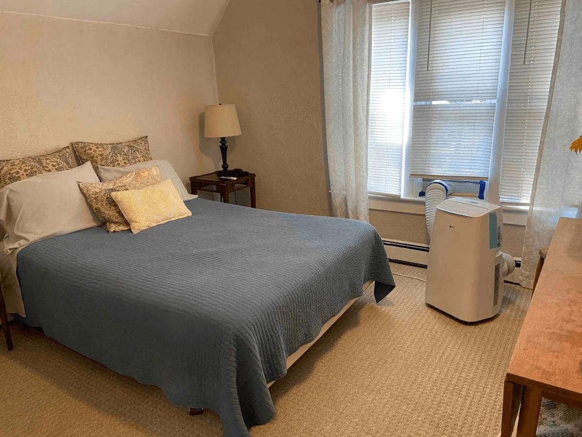 Cozy 3 & 4 Bed Home 2 Blocks To Hospitals & Lambeau Green Bay Exterior photo
