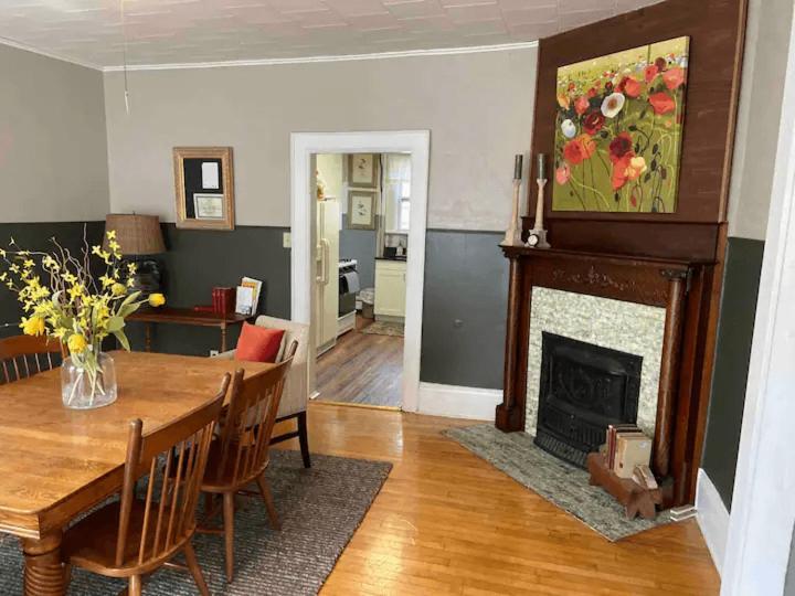 Cozy 3 & 4 Bed Home 2 Blocks To Hospitals & Lambeau Green Bay Exterior photo
