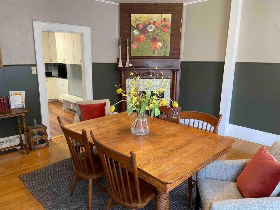 Cozy 3 & 4 Bed Home 2 Blocks To Hospitals & Lambeau Green Bay Exterior photo