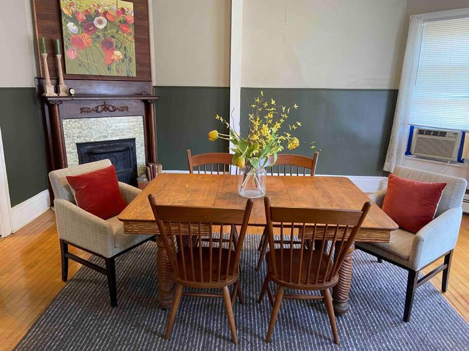 Cozy 3 & 4 Bed Home 2 Blocks To Hospitals & Lambeau Green Bay Exterior photo